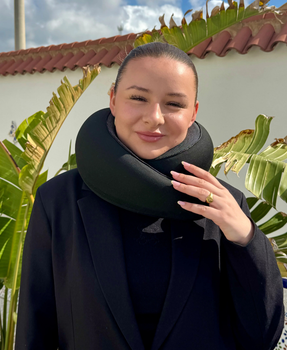 Amo i prodotti che combinano stile e funzionalità, e SonnoVola offre entrambi! Come consulente che viaggia in tutta Europa mensilmente, aveva bisogno di qualcosa che funzionasse davvero ma che non sembrasse economico. La versione nera è così elegante e il comfort è imbattibile. Sono appena arrivata in Portogallo sentendomi completamente riposata. Vale ogni euro!