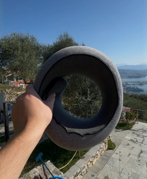 Ora porto il mio SonnoVola ovunque - anche in vacanza! La qualità è incredibile. Si può vedere la rete traspirante interna e il memory foam premium. Dopo averlo usato sui voli per raggiungere questa bellissima destinazione, è diventato il mio compagno di viaggio essenziale. Compatto, leggero e funziona davvero!