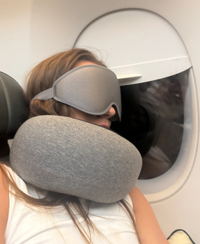 Non avrei mai pensato di poter davvero dormire in aereo finché non ho provato SonnoVola. Combinato con la mia maschera per dormire, è pura magia! Ho appena completato un volo di 11 ore per New York e ho dormito quasi tutto il tempo. Mi sono svegliata riposata invece che esausta. Questo ha completamente trasformato il mio modo di viaggiare!
