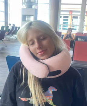 Mia mamma mi ha regalato il SonnoVola rosa per il mio viaggio studio all'estero, ed è stato la mia salvezza! Viaggio tra Milano e Barcellona ogni poche settimane, e questo rende quei voli mattutini così più facili. Ora dormo davvero invece di arrivare esausta per le lezioni. Inoltre, adoro il colore - è così carino e facile da trovare nella mia borsa!