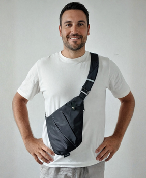 Viaggio spesso per lavoro e questa borsa è diventata subito parte della mia routine quotidiana.
 È comoda da indossare e rimane ben aderente al corpo senza dare fastidio.
 Riesco a tenere telefono, portafoglio e altri essenziali sempre organizzati mentre mi posto in città.
 Semplice, pratica e davvero ben fatta.
