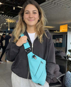"Si nota subito la differenza rispetto a una borsa normale. Le cerniere nascoste e gli scomparti intelligenti la rendono molto più sicura e utile durante il viaggio."