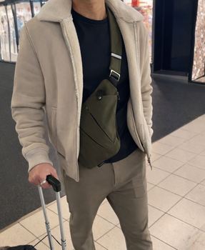 Ormai porto la mia SonnoVola ovunque quando viaggio. In aeroporto è perfetta perché posso tenere passaporto, telefono e portafoglio sempre a portata di mano mentre mi muovo con il trolley. È comoda da indossare e mi fa sentire molto più tranquillo nei luoghi affollati. È diventata la mia borsa da viaggio preferita.