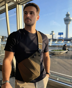 Ora inizio a usare il mio SonnoVola già al gate! Perché aspettare di essere in aereo? Il comfort è così buono che mi rilasso prima dell'imbarco. Le lunghe attese mi lasciano rigida e scomoda, ma ora riposo davvero. Le persone che mi chiedono sempre dove l'ho comprato. Non riesco più a immaginare di viaggiare senza!