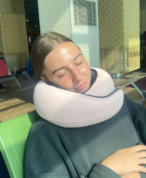Le lunghe attese in aeroporto erano il mio incubo - sedie scomode, nessun riposo, arrivo esausta. Da quando ho il mio SonnoVola, tutto è cambiato. Ora non vedo l'ora delle attese perché so che posso riposare davvero! Quello rosa è il mio preferito. Ho appena avuto un'attesa di 5 ore a Dubai e ho dormito come un bambino. Questo cuscino è puro comfort!