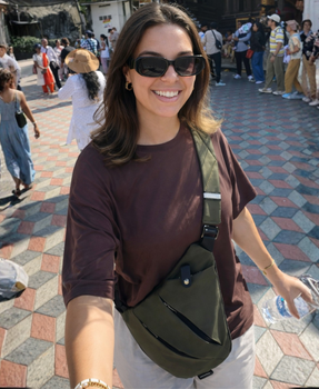 Ho usato questa borsa durante un viaggio in città ed è stata perfetta nei luoghi affollati.
 Potevo tenere telefono, portafoglio e altri oggetti importanti sempre vicino a me mentre camminavo tutto il giorno.
 È leggero, comoda da indossare e davvero pratica quando si visitano posti nuovi.
 Sicuramente la porterò anche nel mio prossimo viaggio.